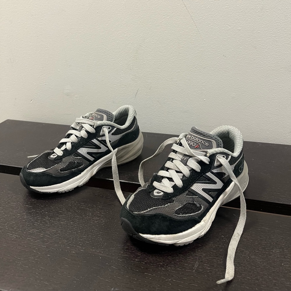 Black and grey New Balance 990 6 11k